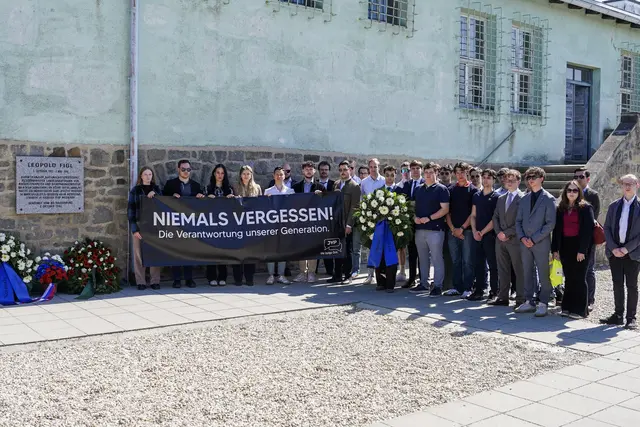 Im Zuge der Befreiungsfeier wurde auch beim Denkmal für Leopold Figl der Opfer und historischen Ereignisse gedacht | Foto: Böhler, Kolanović