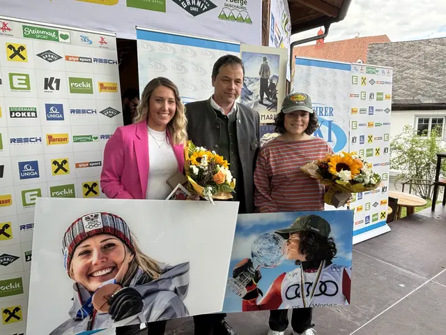 Bürgermeister Hubert Lenger mit Conny Hütter und Julia Scheib. | Foto: MeinBezirk/Angelika Kern