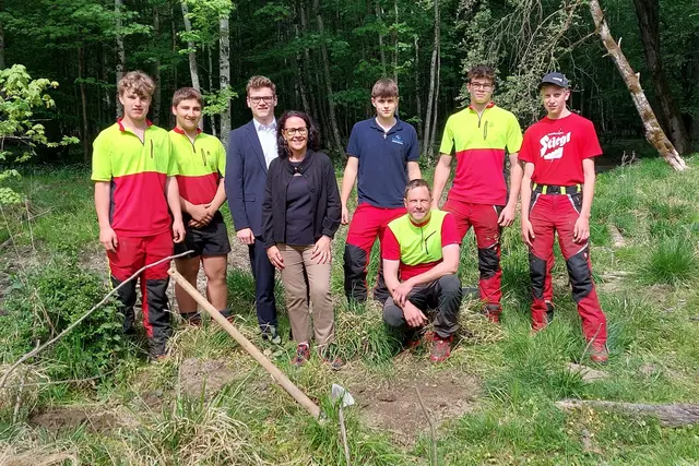 Im Bild: Landesrätin Daniela Gutschi und Landesrat Maximilian Aigner mit Schülern der LFS Kleßheim beim Biberprojekt. | Foto: Land Salzburg/Alexander Paier