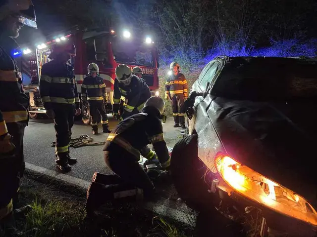 Das Auto wurde schwer beschädigt – unter anderem waren die Räder der Vorderachse abgerissen. | Foto: Markus Hackl, ASB ÖA