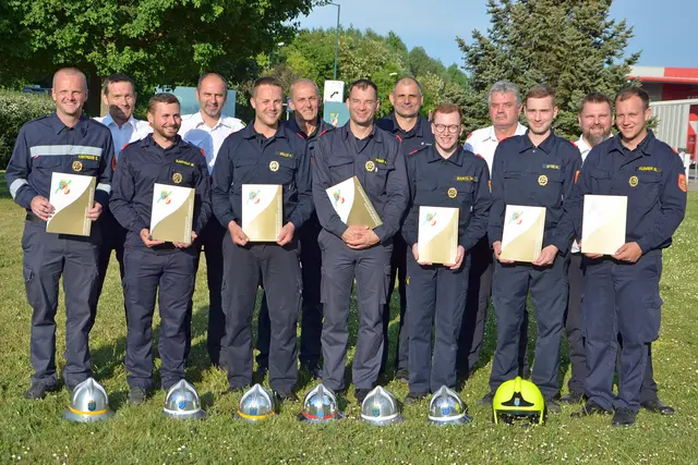 Sieben Feuerwehrmänner freuen sich über 