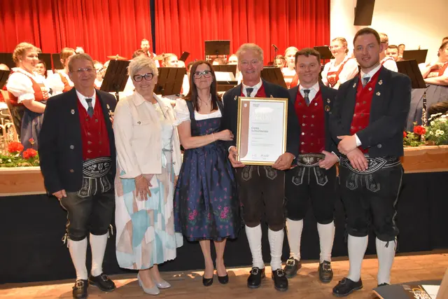 Bezirks-Kapellmeister und Bezirks-Stabführer Gerald Embacher, Vize-Bürgermeisterin Marissa Dünser, Maria Schweinester, Geehrter Georg Schweinester (50 Jahre), Obmann Martin Thrainer und Kapellmeister Martin Scharnagl (v. li.). | Foto: Johanna Bamberger