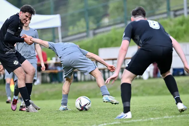 Bildbeweis: Der FC Sellraintal versuchte alles, die SPG Arlberg-Stanzertal war aber nicht zu halten. | Foto: Hassl