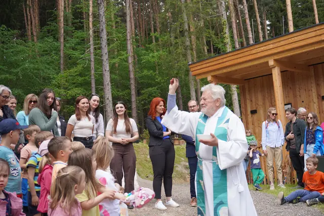 Pfarrer Tomas Ostarek segnete den Kindergarten und die Kinder und wünschte eine schöne Zeit in den neuen Räumlichkeiten.  | Foto: AMG