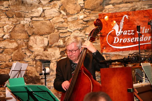 Heinrich Werkl zupfte den Kontrabass. | Foto: JazzClub Drosendorf