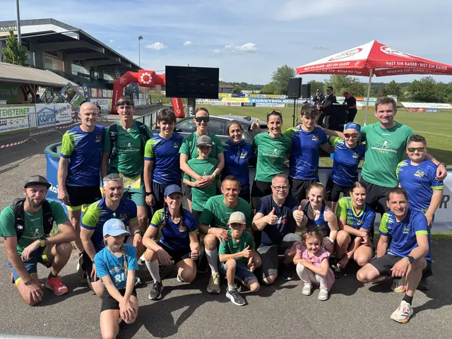 Gruppenfoto: Die Abordnungen von Schwammerling-Trail und Blasenstein-Trail mit Robert Langeder, X-Event | Foto: MeinBezirk Perg/Köck
