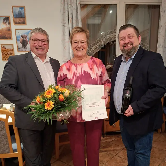 50 Jahre Treue zur Sozialdemokratie: Bezirksparteivorsitzender Karl Walch (l.) und Ortsparteivorsitzender Michael Starzengruber (r.) gratulieren Paula Rackaseder zum Jubiläum. | Foto: SPÖ