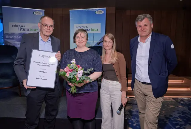 Mieze Mesusa (zweite von links) erhielt für ihren Roman "Hätte ich es vorher gewusst, ich hätte es genauso gemacht" das Haymon achensee.literatour Stipendium. Mit im Bild (von links): Markus Hatzer und Katharina Schaller (Haymon Verlag) und Martin Tschoner (Achensee Tourismus)

 | Foto: Achensee Tourismus / Franz Oss