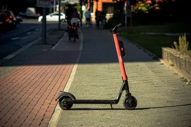 Die Exekutive nahm etwa 40 bis 50 Jugendliche wahr, die teilweise vermummt auf E-Scootern unterwegs waren. (Symbolfoto) | Foto: pexels/Paul Lichtblau