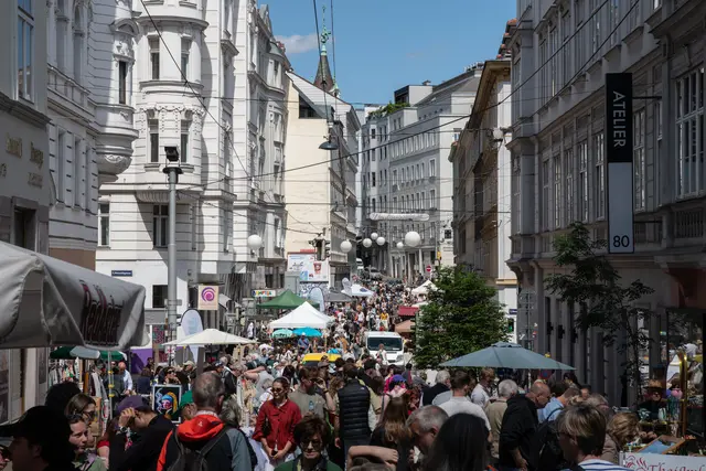  Zwischen Marktständen, Schanigärten und Straßenmusik schlenderten tausende Besucherinnen und Besucher durch die Neubaugasse und genossen den Flaniermarkt. | Foto: Fernanda Nigro