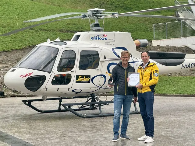 Peter Weichbold, Geschäftsführer der Planai-Hochwurzen-Bahnen, und Klaus Schwarzenberger, COO der ÖAMTC-Flugrettung, bei der offiziellen Bekanntgabe der Kooperation am Fuße der Planai | Foto: Birgit Walcher