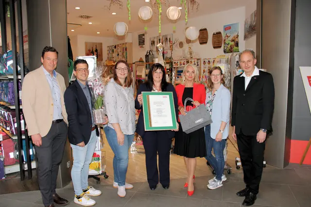 Auch WEZ-Centerleiterin Nadine Schleifer (2. v. r.) schloss sich den Gratulationen an. | Foto: Cescutti