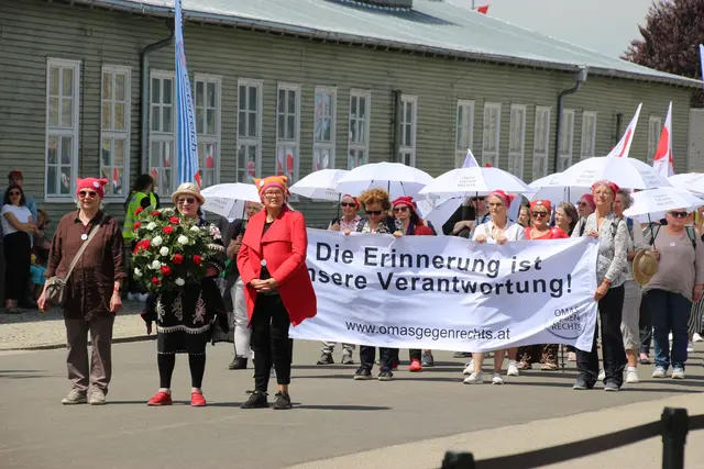 Erinnerung in zeitgemäßer Form als Vermächtnis gegen Menschenverachtung weitergeben: Dieser Appell - hier von den "Omas gegen rechts" - wurde vielfach bei der Befreiungsfeier ausgesprochen.   | Foto: Eckhart Herbe