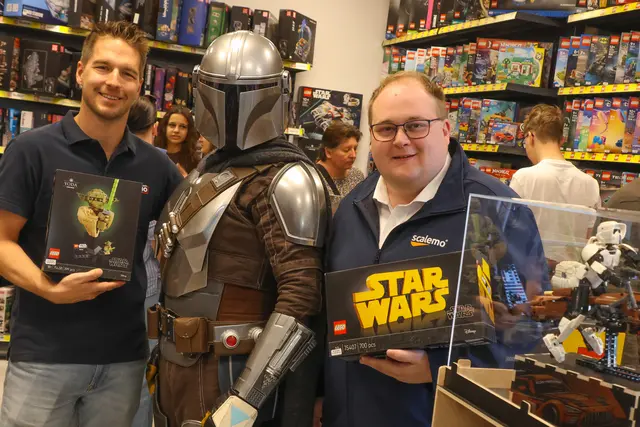 Großer Star-Wars-Day bei Scalemo in Gunskirchen: Geschäftsführer Thorsten Aspetzberger (r.) lud sogar die Helden und Schurken des Si-Fi-Uniwersums ein. | Foto: laumat.at