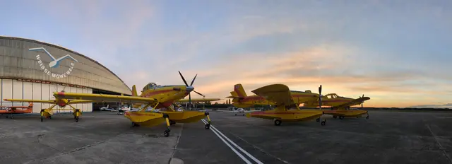 Vier Spezialflugzeuge des Typs Air Tractor AT-802AF "Fire Boss" machten Zwischenstopp in Wels, bevor es zur Großübung weiterging. | Foto: Glaser
