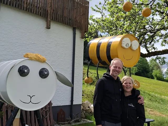 Gerald und Simone Draxler vom Biohof Bramreither mit dem Maskottchen Biene Valentine im Hintergrund.  | Foto: Helmut Eder