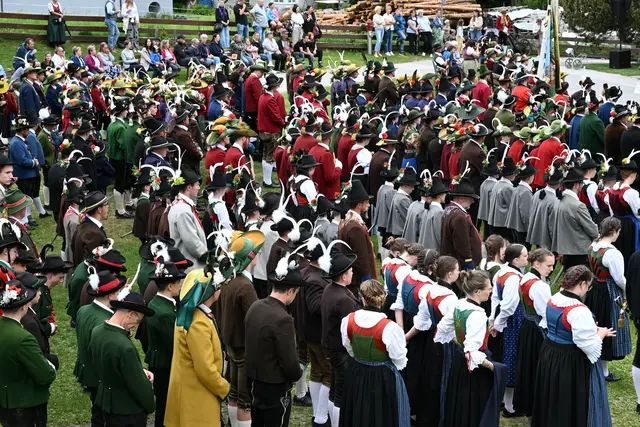Ein farbenfrohes Bild beim Festakt im Innenhof des Schulzentrum Inzing. | Foto: Dietmar Gspan
