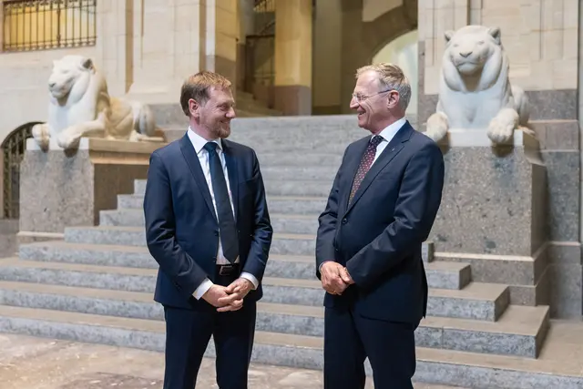 Sachsens Ministerpräsident Michael Kretschmer und Landeshauptmann Thomas Stelzer beim Treffen in der sächsischen Staatskanzlei in Dresden. | Foto: Land OÖ/Max Mayrhofer