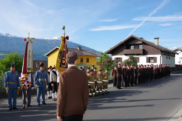 Zahlreiche Ehrengäste, Vereine und Abordnungen nahmen an der Feier teil.