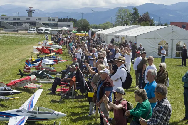 Begeistert verfolgten die Besucher die Flugshow. | Foto: Schindler