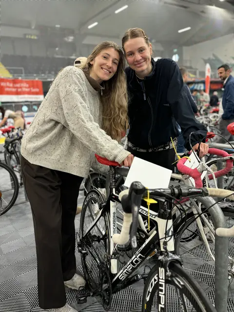 Die beiden Studentinnen Alina und Pauline bei der Radbörse | Foto: Lisa Gold