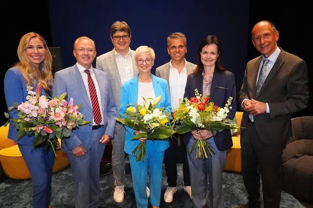 v.l.: Nina Kraft, MMag. Roland Hechenberger MBA, Mag. Franz Edlbauer MBA, Mag. Doris Hummer, Dipl.-Ing. Michael Altrichter, Mag. Elisabeth Engelbrechtsmüller-Strauss, Dr. Peter Filzmaier | Foto: Eventfoto.at/Wolfram Heidenberger