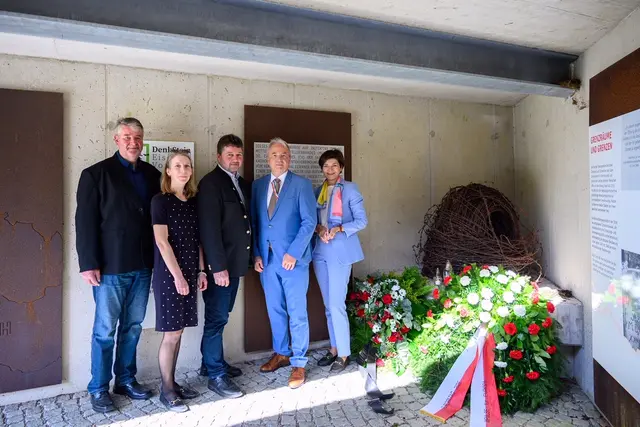 Von links: Bürgermeister von Predni Vyton Pavel Gabris, Honorarkonsulin Laura Metzler, Bürgermeister von Vorderweißenbach Bernhard Thumfart, DenkStein-Obmann Bernhard Winkler, Michaela Keplinger-Mitterlehner (Obmann-Stellvertreterin). | Foto: Fotokerschi/Bernadette Kerschbaummayr