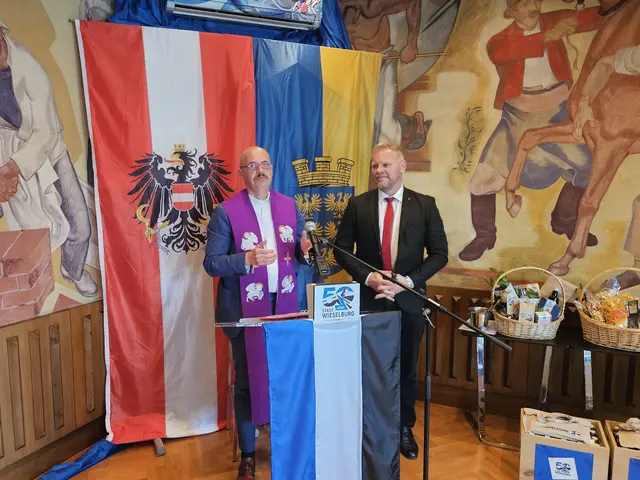 Die Pfarrer Mario Kietzer und David Zezula segnen die Stadt | Foto: Simon Glösl