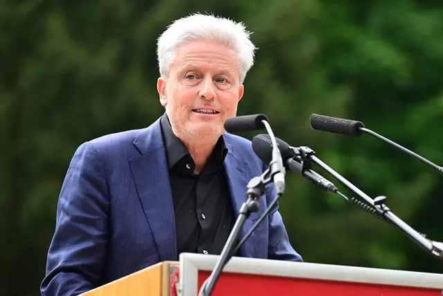 Florian Scheuba bei seiner Rede in Ebensee. | Foto: Wolfgang Spitzbart
