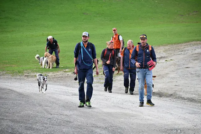Hündinnen und Hunde sowie ihre Hundeführerinnen und Hundeführer müssen sich nach dem Winter für die Sommersaison wieder aufwärmen. | Foto: Riedler, Mairhofer
