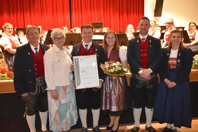 Bezirks-Kapellmeister und Bezirks-Stabführer Gerald Embacher, Vize-Bürgermeisterin Marissa Dünser, Obmann Martin Thrainer (Ehrung für 25 Jahre), Ingrid Thrainer, Kapellmeister Martin Scharnagl, Obmann-Stellvertreterin Richarda Höck (v. li.). | Foto: Johanna Bamberger