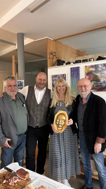 Bei der Schlussrunde in der ladengalerie lichtsinn: Thomas Driendl, Bgm. Daniel Stern, LA Iris Zangerl-Walser und Künstler Salvatore Mainardi | Foto: Gemeinde Mieders