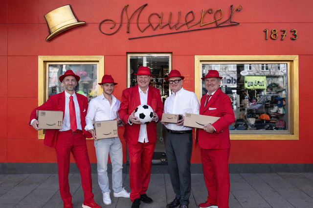 V. l.: Christian Wolfmayr (Red Hot Austrian Fans), Max Runge (Junior Chef Geschwister Mauerer), Toni Polster, Robert Runge (Geschäftsführer Geschwister Mauerer), Christian „Bobby“ Schilcher (Red Hot Austrian Fans)
  | Foto: Maximilian Lottmann