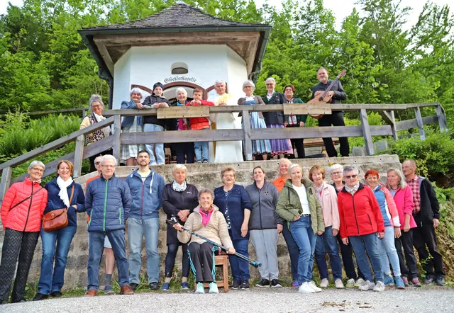 Vorfreude auf die Maiandacht bei der Glöcklerkapelle in Ebensee. | Foto: Hörmandinger (Archivfoto)