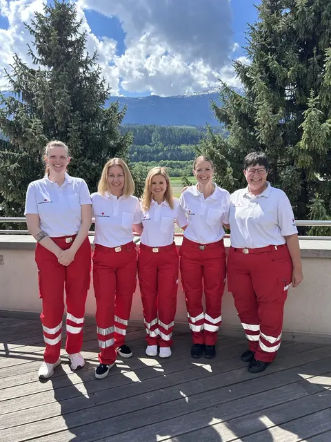 Die drei neuen KI-Mitarbeiterinnen mit Teamleiterin Barbara Strele (links) und Teamleiterin-Stv. und Bezirksstellenleiterin Sylvia Kranebitter (rechts) | Foto: Rotes Kreuz Telfs