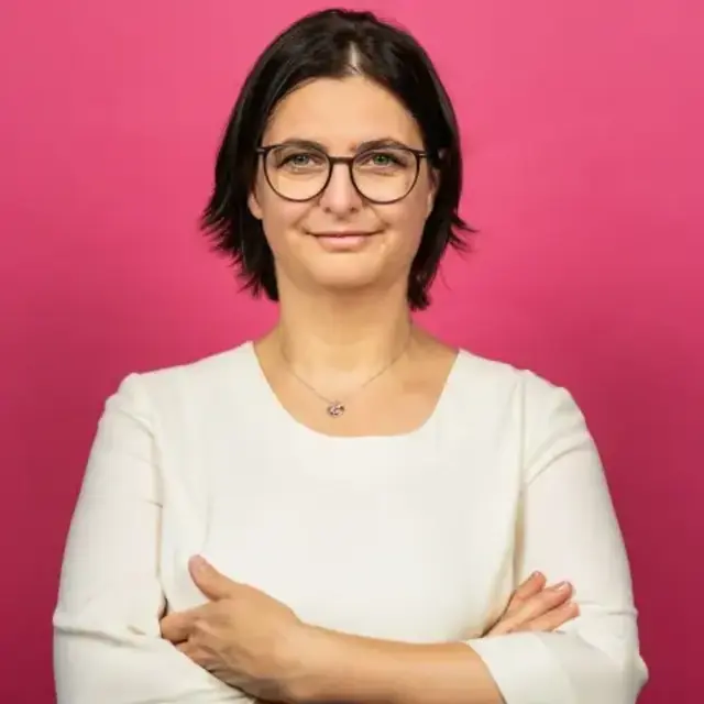 Manuela-Anna Sumah-Vospernik (Neos) befürchtet, dass die Umbaupläne den stadteinwärts rollenden Verkehr über die Währinger Straße leiten würden, anstatt wie bisher über die Gentzgasse – die geplante "Aufwertung und Begrünung des öffentlichen Raums" am Aumannplatz begrüßt sie aber. | Foto: Neos