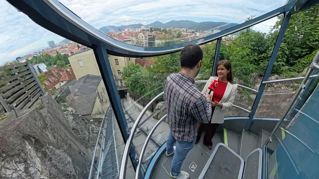 Doris Kampus mit Redakteur Markus Kropac in der Schloßbergbahn. 