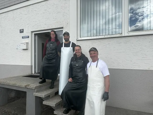 Das Team mit Vladka Valisova, Herwig Gahleitner, Petra Lorencova und Franz Wöss (v. l.) verarbeitete rund 350 Kilo Zander zu Filets.
 | Foto: Böhmerwald Fisch