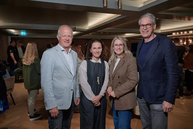 von links: Max Kloger (Präsident Industriellenvereinigung Tirol), Sabine Frühauf-Aigner (ProMedia), Martina Entner (Entners am See), Stefan Kröll (GF, ProMedia).

 | Foto: Achensee Tourismus / Franz Oss