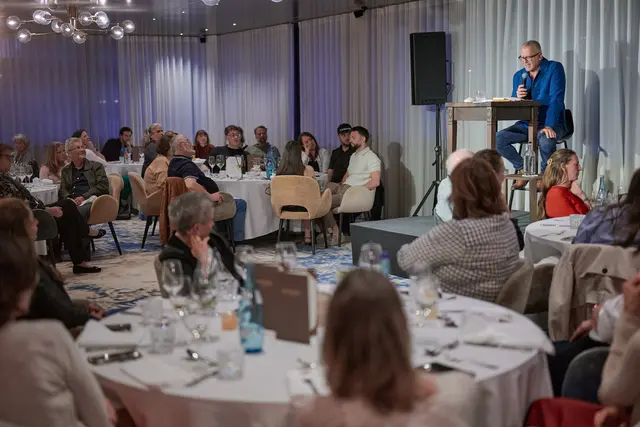 Bernhard Aichner begeisterte die Gäste bei einem Thrillerdinner im Hotel Entners am See.

 | Foto: Achensee Tourismus / Franz Oss
