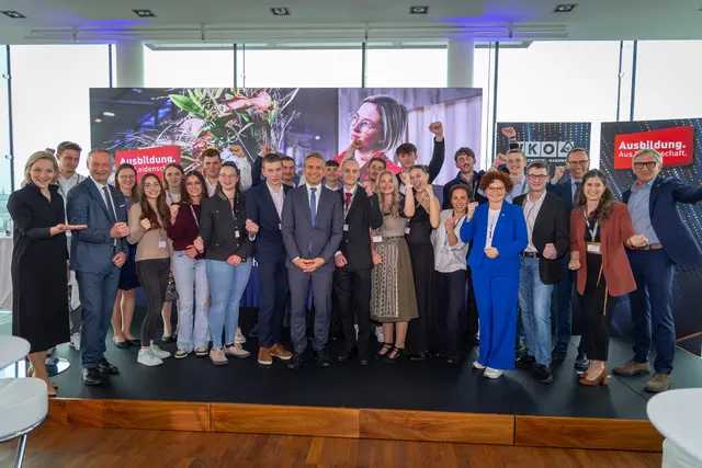 WKÖ-Vizepräsidentin Bettina Dorfer-Pauschenwein, 
Bundesspartenobmann Manfred Denk, Wirtschaftsminister Wolfgang Hattmannsdorfer, 
Staatssekretärin Elisabeth Zehetner, WKÖ-Generalsekretär Jochen Danninger und Skills- Präsident Josef  Herk mit allen Gewinnerinnen und Gewinnern | Foto: Weinwurm Fotografie
