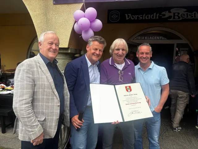 Bürgermeister Christian Scheider und Gemeinderat Dieter Schmied gratulierten der SK Austria Klagenfurt-Legende Helmut König zu seinem 70. Geburtstag und sprachen ihm Dank und Anerkennung für seine sportlichen Leistungen und Vereinstätigkeiten aus.
 | Foto: Büro Bürgermeister