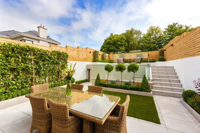 Frühlings- und Sommerzeit ist ideal für das Entspannen im Garten oder auf der Terrasse. Mit unseren Gartenmöbelempfehlungen findet ihr, was es dieses Jahr so im Angebot gibt. | Foto: Unsplash / Tile Merchant Ireland