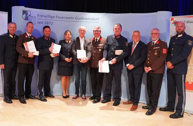 Landespolizeidirektor Franz Popp, Christoph Zazel-Gausterer, Alexander Aigner, Bezirkspolizeikommandantin Oberst Gertraud Haselbacher, Kurt Posch, Bürgermeister Robert Weber, Klaus Aigner, Vize-Bgmst Niki Brenner, FF-Kommandant Roman Janisch und Kommandant Polizei Guntramsdorf Kontrollinspektor Philipp Laschober. | Foto: MG Guntramsdorf/Handschuh