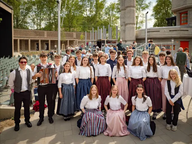 Die Volkstanzgruppe Glasing betanzte die neue Outdoorbühne. | Foto: Andreas Hafenscher