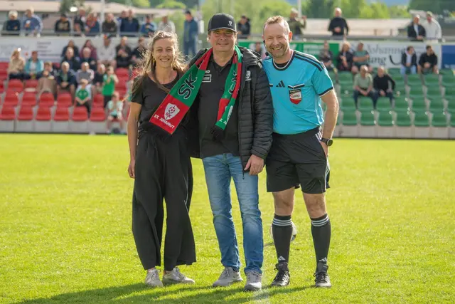 Bezirksleiterin Tirolerinnen in der Volkspartei Susa Hartrumpf und LA Peter Seiwald gemeinsam mit Schiedsrichter Peter Schörkhuber (v. li.). | Foto: SK St. Johann/Lukas Kili