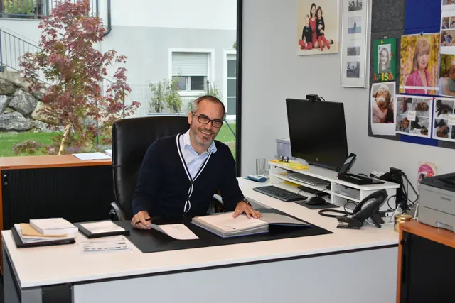 Gerald Friedrich gab den Schülerinnen der HAK Weiz Einblicke in das Studien- und Technologiezentrum und dessen berufsbegleitende Angebote.