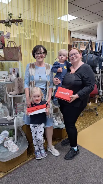 Schimmel Schuhe: Michaela, Rosalie und Oliver Glanzer. | Foto:  Schimmel Schuhe