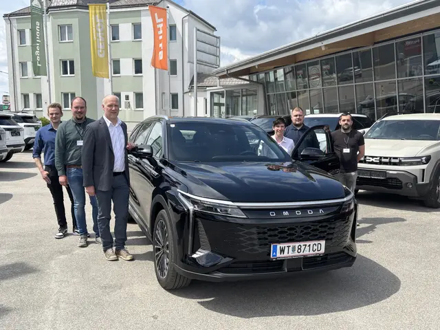 Autohaus Waidhofen vor dem neuen Omoda 9 –welcher zu Probefahrten bereitstand. | Foto: Kerstin Freisleben