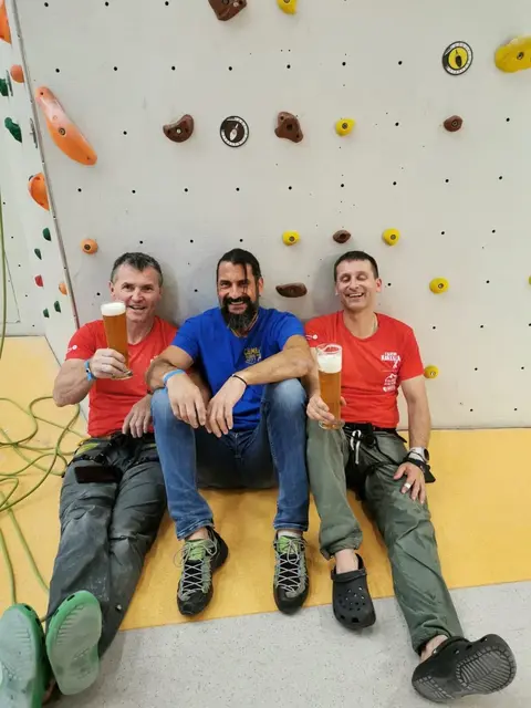 nach getaner Arbeit das wohlverdiente Bier:
Christian, Gerhard und Florian | Foto: ClimbingZoo